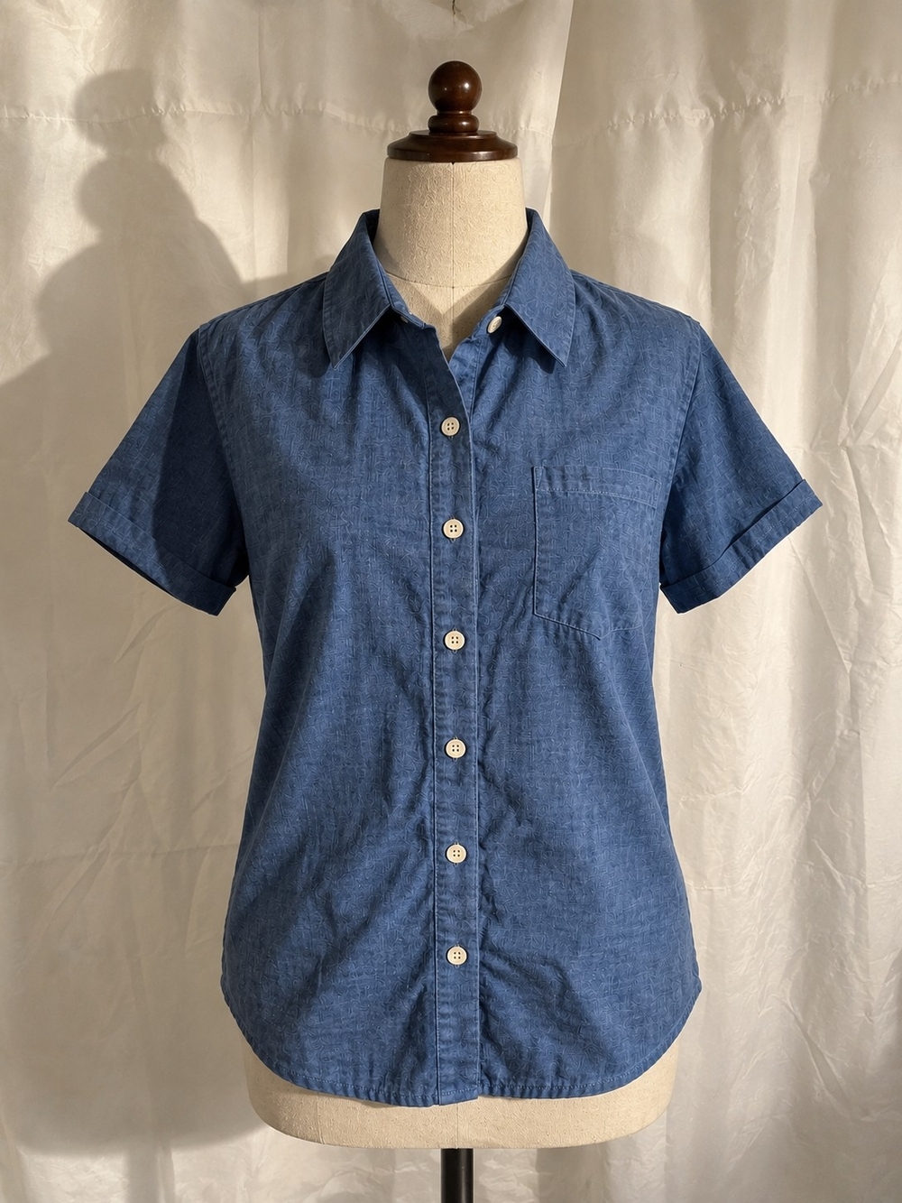Classic Short-Sleeve Chambray Look Button-Up Shirt in Blue